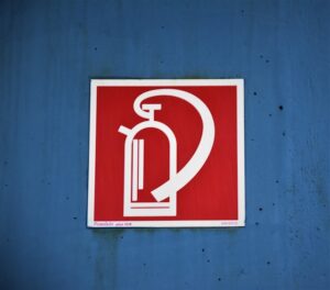 bedrijfsveiligheid aangegeven met signing en een pictogrambordje van een brandblusser