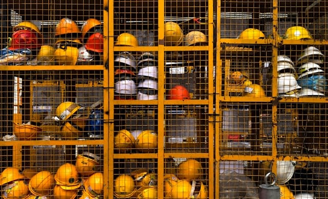 bedrijfsveiligheid betekent ook dat je voor iedere werknemer een helm moet hebben als je in zulke branche werkt.