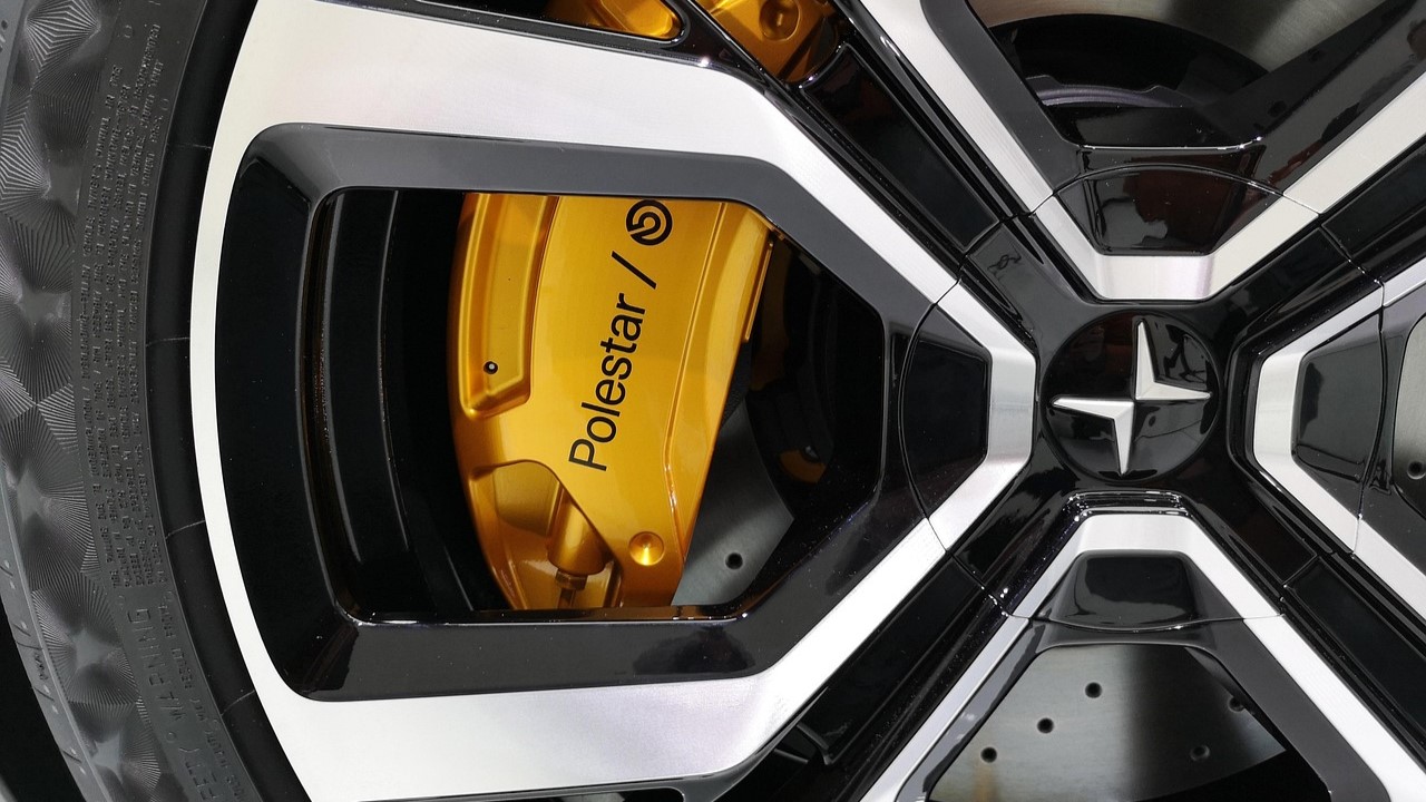 Detail van de velg en remklauw van een Polestar leaseauto met sportieve afwerking en duurzaam ontwerp